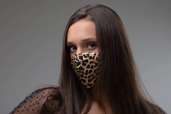 Žena Stylovou Ochrannou Obličejovou Maskou Zvířecím Vzorem Jako Kontrola Infekce — Stock fotografie
