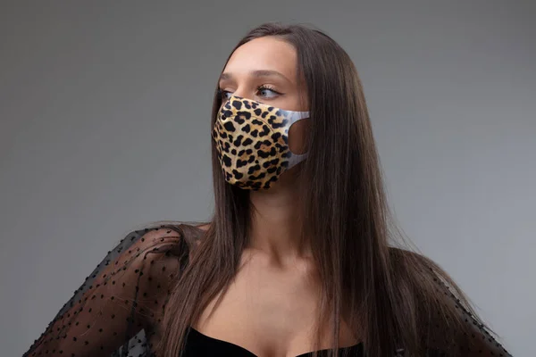 Žena Textilní Vzorovanou Obličejovou Maskou Zvířecím Potiskem Během Pandemie Covid — Stock fotografie