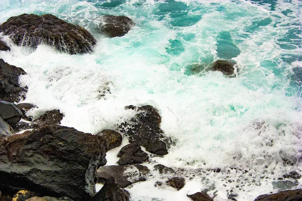 Волны Бьющиеся Скалы — стоковое фото