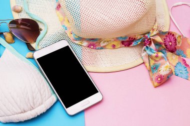 yaz aksesuarları, bikini, şapka, güneş gözlüğü, cep telefonu