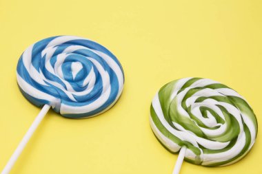 renkli arka plan üzerinde renkli sarmal lolipop