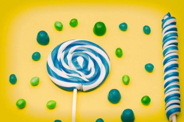 renkli arka plan üzerinde renkli sarmal lolipop