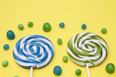 renkli arka plan üzerinde renkli sarmal lolipop