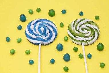 renkli arka plan üzerinde renkli sarmal lolipop