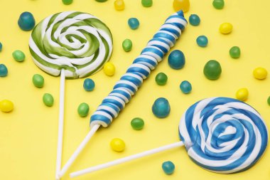 renkli arka plan üzerinde renkli sarmal lolipop