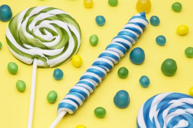 lolipop ve arka plan üzerinde renkli şekerler