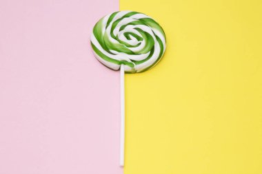 sarı ve pembe arka plan üzerinde renkli lolipop