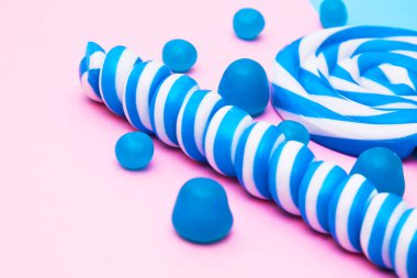 lolipop ve şeker renkli arka planlar üzerinde