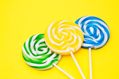 renkli arka plan üzerinde renkli sarmal lolipop