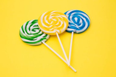 renkli arka plan üzerinde renkli sarmal lolipop