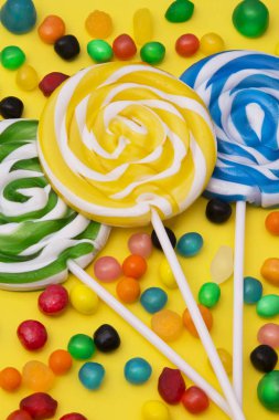 renkli arka plan üzerinde renkli sarmal lolipop