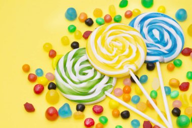 lolipop ve şeker renkli arka planlar üzerinde