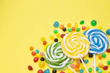 lolipop ve şeker renkli arka planlar üzerinde