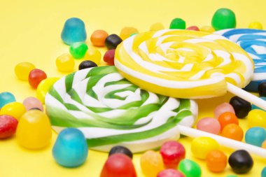 lolipop ve şeker renkli arka planlar üzerinde