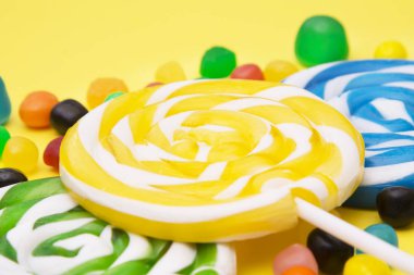lolipop ve şeker renkli arka planlar üzerinde