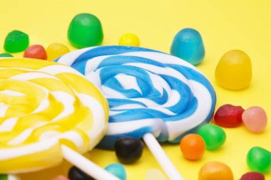 lolipop ve şeker renkli arka planlar üzerinde