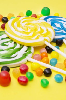 lolipop ve şeker renkli arka planlar üzerinde