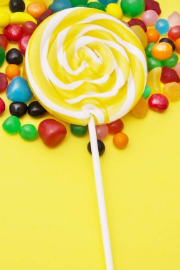 lolipop ve arka plan üzerinde renkli şekerler