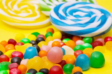lolipop ve arka plan üzerinde renkli şekerler