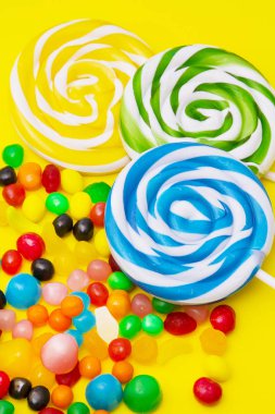 lolipop ve arka plan üzerinde renkli şekerler
