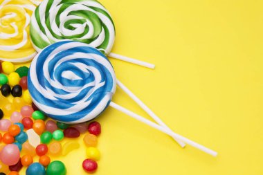 renkli arka plan üzerinde renkli sarmal lolipop