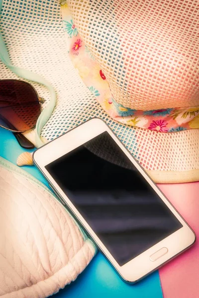 Yaz Aksesuarları Bikini Şapka Güneş Gözlüğü Cep Telefonu — Stok fotoğraf