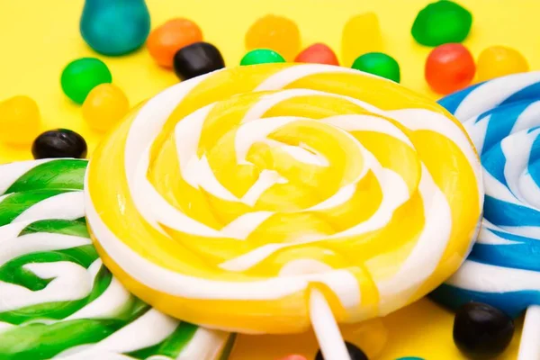 renkli arka plan üzerinde renkli sarmal lolipop