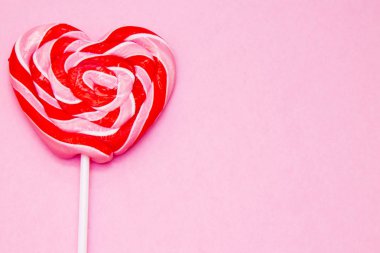 pembe bir arka plan üzerinde kalp lolipop