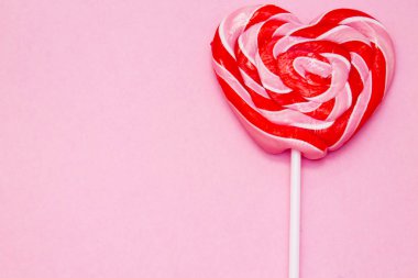 Lolipop renkli arka plan üzerinde kalp şeklinde