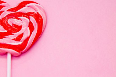 Lolipop renkli arka plan üzerinde kalp şeklinde