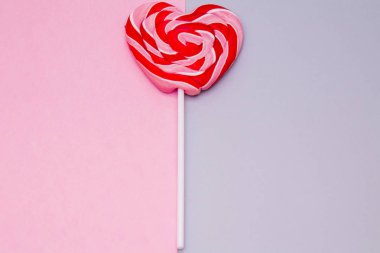 Lolipop renkli arka plan üzerinde kalp şeklinde