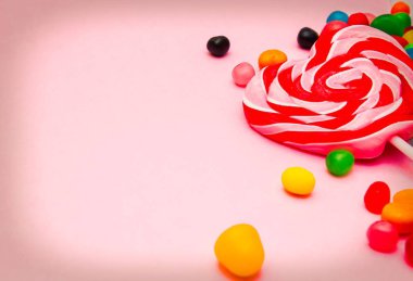 Lolipop renkli arka plan üzerinde kalp şeklinde