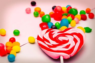 Lolipop renkli arka plan üzerinde kalp şeklinde