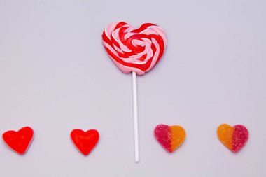 kalp lolipop renkli arka plan üzerinde kalp şekerler ile
