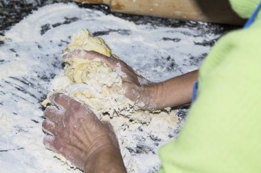 oklava ile hamur yoğurma kadın