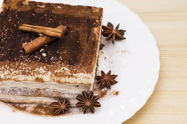 Delicioso Tiramisu Fundo Madeira — Fotografia de Stock