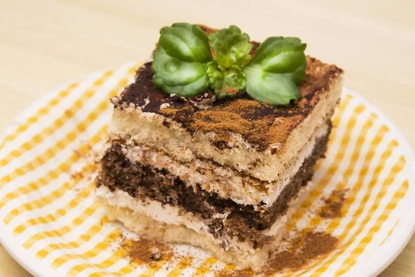 Delicioso Tiramisu Fundo Madeira — Fotografia de Stock