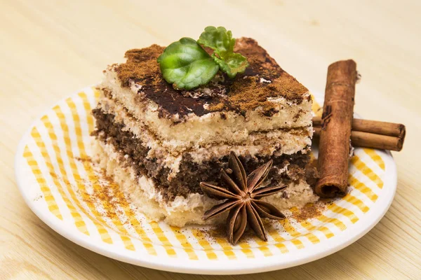 Delicioso Tiramisu Fundo Madeira — Fotografia de Stock