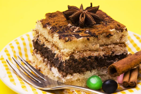 Läckra Del Tiramisu Med Godis Och Kanel Gul Bakgrund — Stockfoto