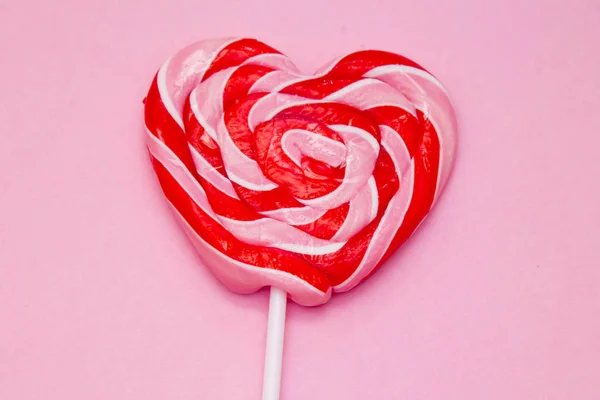 心脏棒棒糖在粉红色的背景 — 图库照片