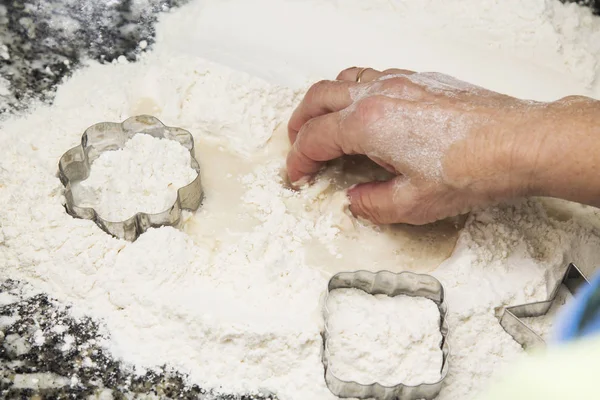 Žena Při Cookies Moukou Vejci Formy — Stock fotografie