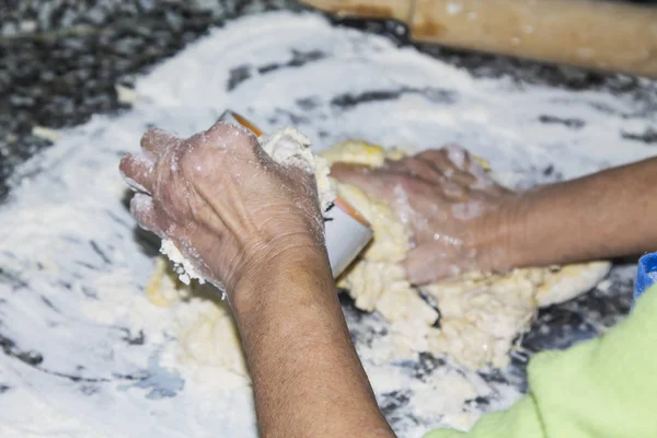 Mujer Amasando Masa Con Rodillo — Foto de Stock