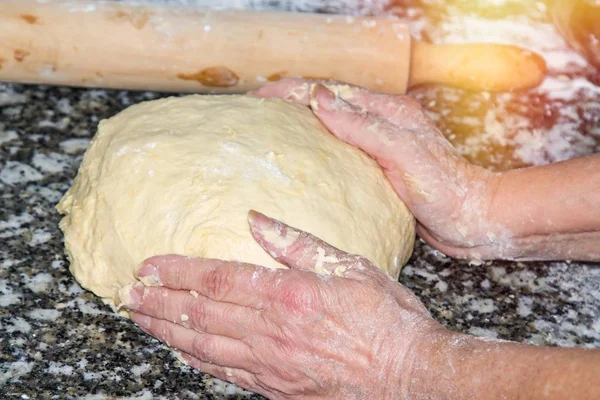 Mujer Amasando Masa Con Rodillo — Foto de Stock