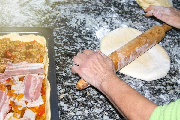 Mujer Amasando Masa Con Rodillo — Foto de Stock