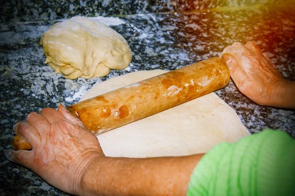 Mujer Amasando Haciendo Pastel — Foto de Stock