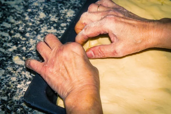 Mujer Amasando Haciendo Pastel — Foto de Stock