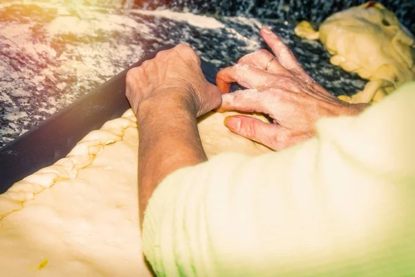 Mujer Amasando Haciendo Pastel — Foto de Stock