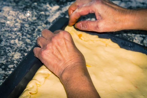 Mujer Amasando Haciendo Pastel — Foto de Stock