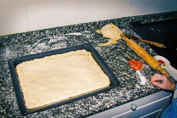 Mulher Amassar Fazer Uma Torta — Fotografia de Stock