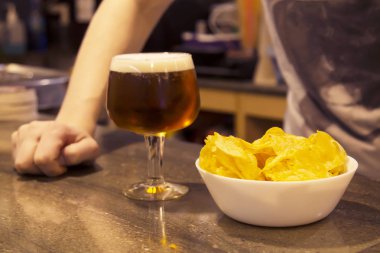 bira ve cips barda garson garson